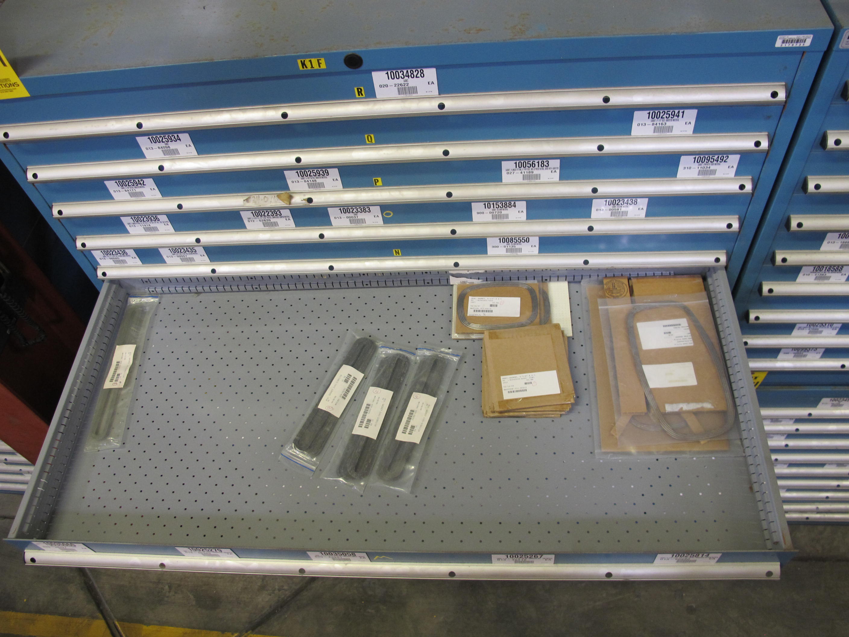 LISTA HEAVY DUTY 9-DRAWER PARTS CABINET W/ CONTENTS (W-50) LOADING & HANDLING FEE $25-